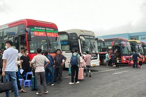 Khu vực bến xe Miền Đông TP.HCM ùn ứ trước kỳ nghỉ lễ dài ngày 