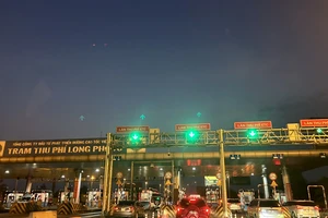 Né kẹt xe, người dân đua nhau đi chơi lễ từ sáng sớm