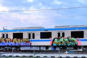Tàu metro số 1 tiếp tục bị vẽ bậy