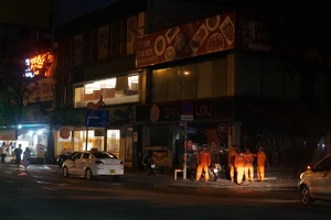 Nhiều nơi ở thành phố không ngủ đã tắt đèn để tiết kiệm điện