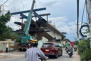 Người dân tháo dỡ nhà, bàn giao mặt bằng cho dự án cầu Nam Lý