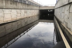 Hầm chui trước Bến xe Miền Đông mới ngập 2 ngày