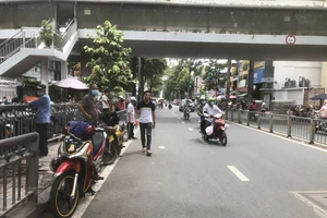 Nhiều bãi giữ xe vẫn chiếm trọn vỉa hè ở TP.HCM