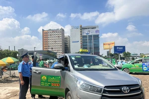 Kiểm tra đột xuất taxi ở sân bay Tân Sơn Nhất