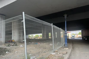 Xuất hiện hàng rào dưới dạ cầu Rạch Chiếc, TP Thủ Đức