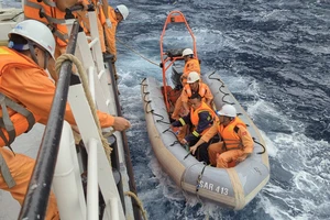 Cứu được 4 ngư dân gặp nạn trên biển, 2 người còn mất tích