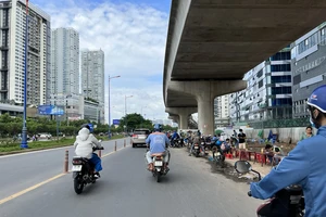 Lòng lề đường song hành Võ Nguyên Giáp, TP Thủ Đức bị lấn chiếm