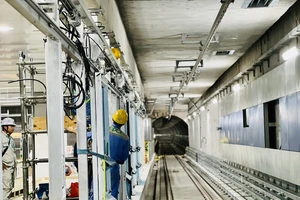 Metro số 1 đang lắp đặt cửa chắn ke ga 