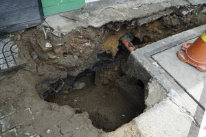 Hố sâu xuất hiện ở vỉa hè phía trước nhà dân ở TP Thủ Đức do sụp lún