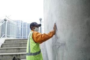 Đang xóa hình ảnh vẽ bậy trên cầu Ba Son