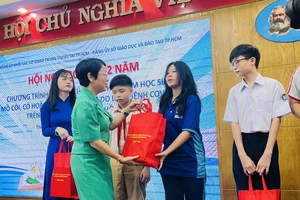 Đảng ủy Khối các cơ quan Trung ương tại TP.HCM hỗ trợ hơn 4,7 tỉ đồng cho 98 học sinh