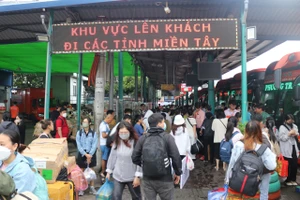 Người dân bắt đầu rời TP.HCM nghỉ lễ sớm, bến xe nhộn nhịp