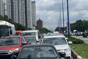 Cao tốc TP.HCM - Long Thành - Dầu Giây đang ùn ứ, CSGT hạn chế xe vào cao tốc