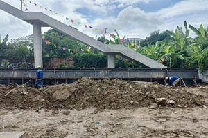 Công trường cầu bộ hành metro số 1 sôi động dịp nghỉ lễ Quốc khánh