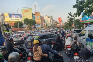 Nhiều tuyến đường ở TP.HCM ùn ứ kéo dài