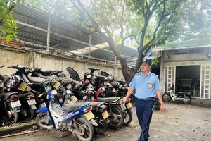 Xe máy vô chủ chất thành đống ở bến xe
