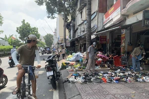 Vỉa hè, lòng đường ở TP.HCM đang bị lấn chiếm thế nào?