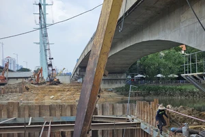 Sắp lao dầm nhịp biên cho cầu Giồng Ông Tố, nút giao An Phú, TP.HCM