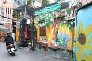 Nhiều cách trị nạn dán tờ rơi, vẽ bậy ở TP.HCM