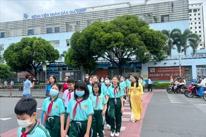 Học sinh TP.HCM hưởng ứng cuộc vận động đi bộ an toàn