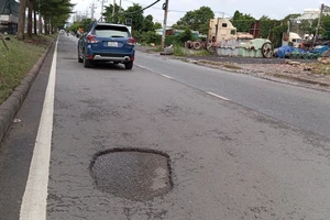 Mặt đường Nguyễn Văn Linh xuống cấp, đầy ổ voi, ổ gà