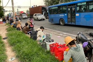 Điểm đón khách gây ùn ứ, nhếch nhác trên Quốc lộ 1