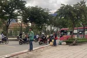 Xe dù, bến cóc gây ùn ứ ở đường Mai Chí Thọ, TP Thủ Đức