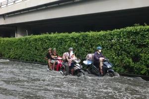 Nhiều tuyến đường ở TP.HCM ngập sâu do triều cường