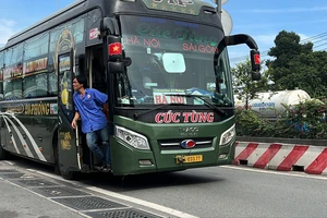 Xe đón trả khách trái quy định vẫn nhan nhản