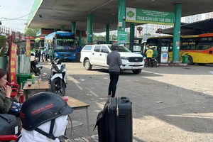 Xử lý xe khách đón trả khách ở khu vực cây xăng