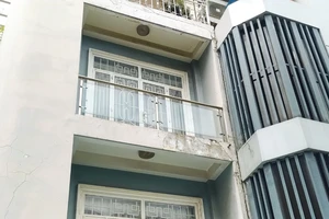 Hàng chục nhà dân nứt, lún do robot đào cống âm dưới lòng đất