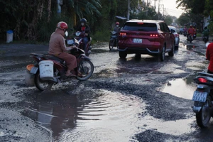 Đường Lò Lu, TP Thủ Đức lại xuống cấp, đầy rẫy ổ voi, ổ gà