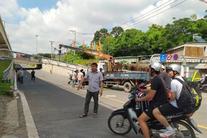 Đã tháo dỡ xong thanh giới hạn chiều cao ở hầm chui Suối Tiên bị gãy đổ