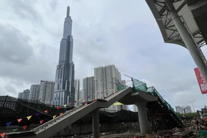 Diện mạo cầu bộ hành metro số 1 sau nhiều tháng khởi công