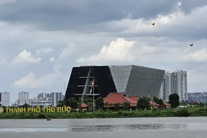 Chỉnh trang bờ sông Sài Gòn phía Thủ Thiêm trước Tết Dương lịch 2024