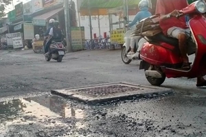 Nắp cống nhấp nhô, lọt thỏm trên nhiều tuyến đường ở TP.HCM