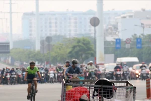 Xe đạp vượt đèn đỏ, chạy ngược chiều trên nhiều tuyến đường TP.HCM