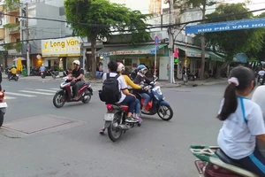 Nhiều phụ huynh 'quên' đội mũ bảo hiểm khi đưa con tới trường