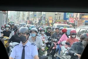 Đang ùn ứ kéo dài trên đường Phan Đình Phùng, quận Phú Nhuận