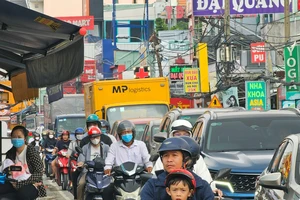 Ùn ứ ở khu vực cầu Nam Lý TP Thủ Đức