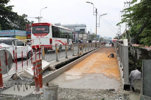 Xe máy được lưu thông trên cầu Ông Dầu tạm, quốc lộ 13