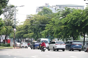 Đề xuất tháo dải phân cách đường Trần Quốc Hoàn để giảm ùn ứ