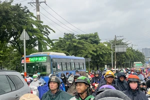 Đèn tín hiệu bị tắt, giao thông trên đường Võ Nguyên Giáp, TP Thủ Đức hỗn loạn