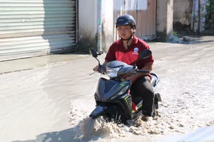 TP.HCM: Đường An Phú Đông 35 liên tục ngập 