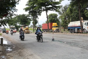 Khắc phục việc mặt đường Nguyễn Văn Linh xuống cấp