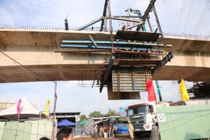 Hợp long cầu Nam Lý ở TP Thủ Đức