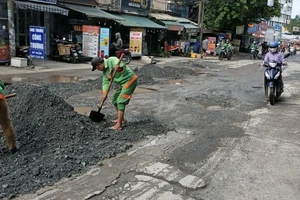 Đang khắc phục hư hỏng trên đường Tăng Nhơn Phú, TP Thủ Đức