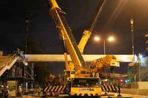 Lắp đặt dầm cầu bộ hành đầu tiên của metro số 1, Bến Thành - Suối Tiên