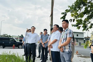 Phó Chủ tịch UBND TP.HCM Bùi Xuân Cường thị sát dự án vành đai 3