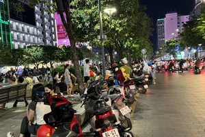 Người dân đi phố đi bộ Nguyễn Huệ sắp hết cảnh vừa chơi, vừa giữ xe máy
